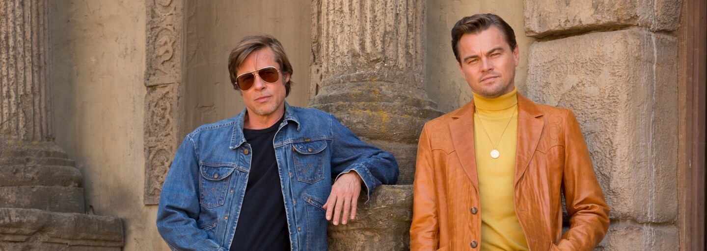 Brad Pitt, Margot Robbie i Leonardo DiCaprio září na obrázcích novinky od Quentina Tarantina