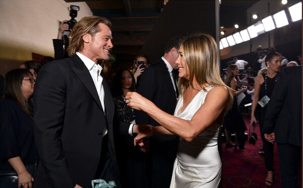 Brad Pitt s obdivem sledoval svou exmanželku Jennifer Aniston při děkovném projevu