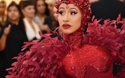 Bradavky za 500 tisíc dolarů: Cardi B odhaluje cenu rubínů na šatech z Met Gala, které byly inspirovány feminismem