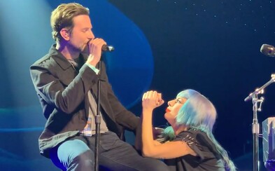 Bradley Cooper překvapil fanoušky na koncertu Lady Gaga. Poprvé spolu živě zazpívali hit Shallow Bradley Cooper překvapil fanoušky na koncertu Lady Gaga. Poprvé spolu živě zazpívali hit Shallow