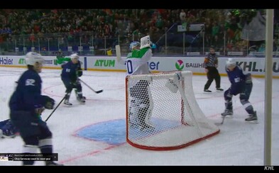 Brankář z ruské KHL ukázal, co je opravdová pohoda. Během útoku v klidu popíjel Brankář z ruské KHL ukázal, co je opravdová pohoda. Během útoku v klidu popíjel