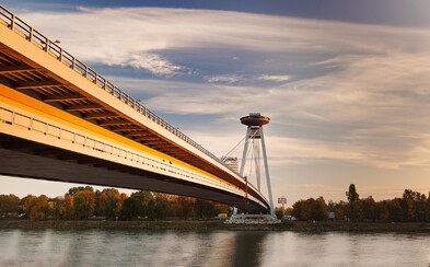 Bratislava bude mať unikátnu atrakciu. Z vyhliadkovej veže UFO sa budeš môcť spustiť lanovkou rovno na pláž pod mostom Bratislava bude mať unikátnu atrakciu. Z vyhliadkovej veže UFO sa budeš môcť spustiť lanovkou rovno na pláž pod mostom