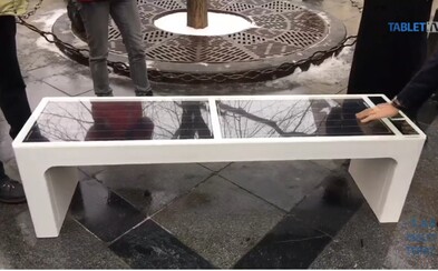 Bratislava dostala prvú inteligentnú lavičku. Nabiješ si na nej mobil, pripojíš sa na internet a nepoškodia ju ani vandali Bratislava dostala prvú inteligentnú lavičku. Nabiješ si na nej mobil, pripojíš sa na internet a nepoškodia ju ani vandali