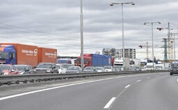 Bratislava je od rána upchatá, do práce to trvá aj 35 minút. Dôvodom je viacero nehôd