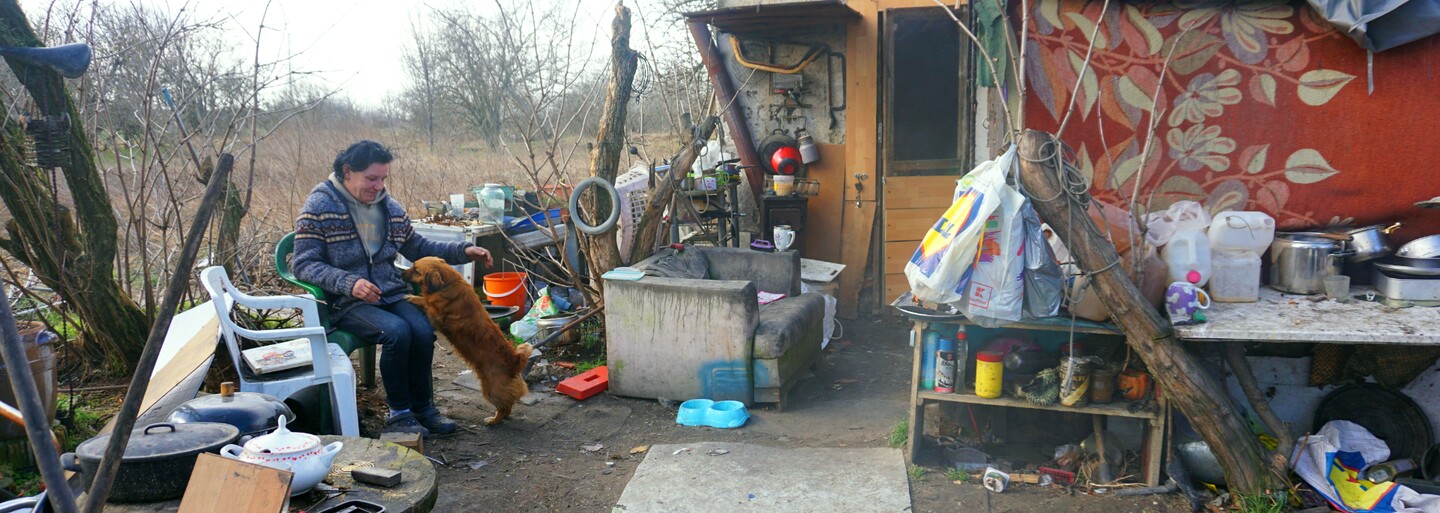 Bratislavčanku Zuzanu nechal manžel na ulici, dnes žije v slume so štyrmi psami (Fotoreportáž)
