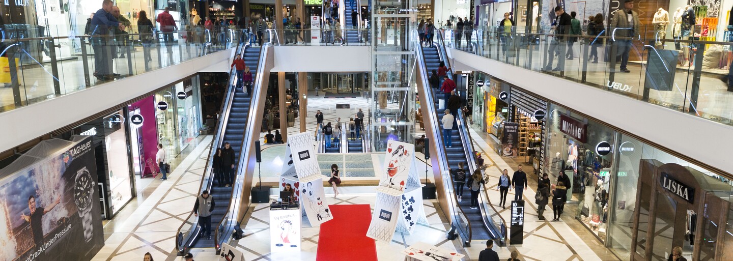 Bratislavské nákupné centrum sa zmenilo na hriešnu krajinu zázrakov plnú módnych prehliadok