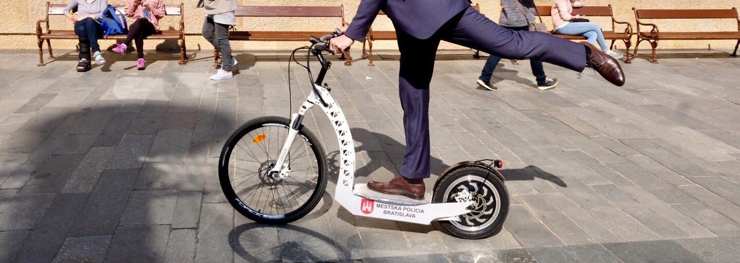 Bratislavskí mestskí policajti dostávajú nové smart elektrické kolobežky. Dočkáme sa väčšej bezpečnosti a lepších služieb?