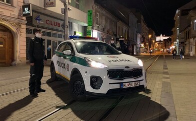 Bratislavskí policajti to so zatvorenými krčmami myslia vážne! Chodili po centre a kontrolovali všetky výklady Bratislavskí policajti to so zatvorenými krčmami myslia vážne! Chodili po centre a kontrolovali všetky výklady