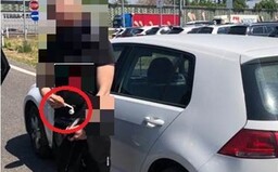 Bratislavskí policajti zastavili zdrogovaného vodiča. Počas kontroly im pózoval so šlukovkou v ruke
