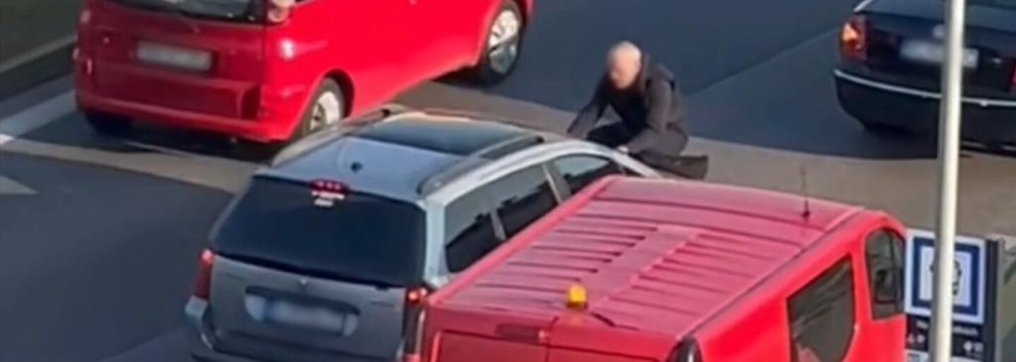 Bratislavský incident ako z GTA má dohru. Muž, ktorý vyliezol na kapotu a trhal stierače, má na krku viacero trestných činov
