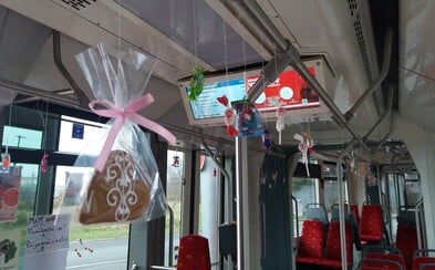 Bratislavský vodič električky oslávil narodeniny s cestujúcimi, rozdával im sladkosti či ovocie Bratislavský vodič električky oslávil narodeniny s cestujúcimi, rozdával im sladkosti či ovocie