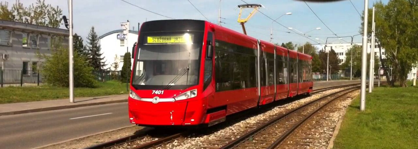 Bratislavský ridič tramvaje oslavil narozeniny s cestujícími. Rozdával jim sladkosti nebo ovoce