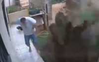 Brazílčan chcel zničiť šváby, vybuchla mu celá záhrada. Incident zaznamenala kamera