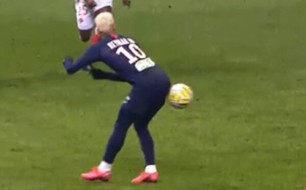 Brazílčan Neymar predviedol úsmevnú prihrávku zadkom, internet sa na netradičnej asistencii zabáva