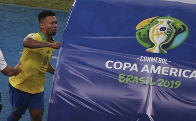 Brazilec po vyloučení mlátil do střídačky, zaútočil na stojan s VAR, a pak se rozplakal. Gabriel Jesús má na kontě vtipný hattrick Brazilec po vyloučení mlátil do střídačky, zaútočil na stojan s VAR, a pak se rozplakal. Gabriel Jesús má na kontě vtipný hattrick