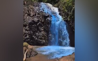Brazilský pár obarvil vodopád, aby odhalil pohlaví dítěte. Je obviněn z trestného činu
