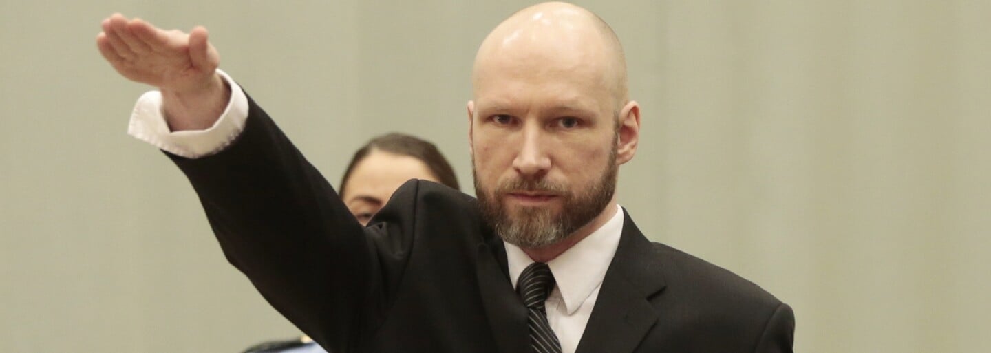Breivik chladnokrvne strieľal do detí na zemi, aby sa uistil, že sú mŕtve. Na 10. výročie sa môže dostať na slobodu a chce milióny