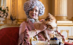 Bridgerton je oddechovka bez studu: Sex, gambling a drby na pozadí britské aristokracie si oblíbil celý svět