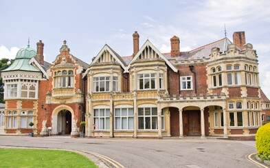 Británie opět otevře dveře známého Bletchley Park, ve kterém byla prolomena Enigma. Tentokrát tam vznikne hackerská škola Británie opět otevře dveře známého Bletchley Park, ve kterém byla prolomena Enigma. Tentokrát tam vznikne hackerská škola