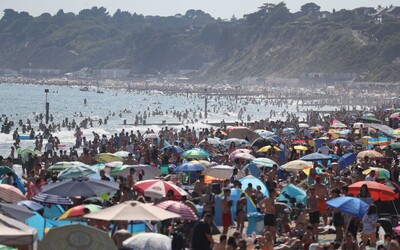 Briti si už s karanténou veľké starosti nerobia. V najteplejší deň v roku ich na plážach boli tisíce