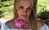 Britney Spears je tehotná. Vraj bude chodiť menej von, aby na nej paparazzovia nezarábali