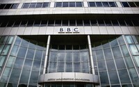 Britská verejnoprávna BBC je podľa zamestnancov transfóbna. LGBT+ ľudia odchádzajú v húfoch, BBC vraj nevie byť objektívna