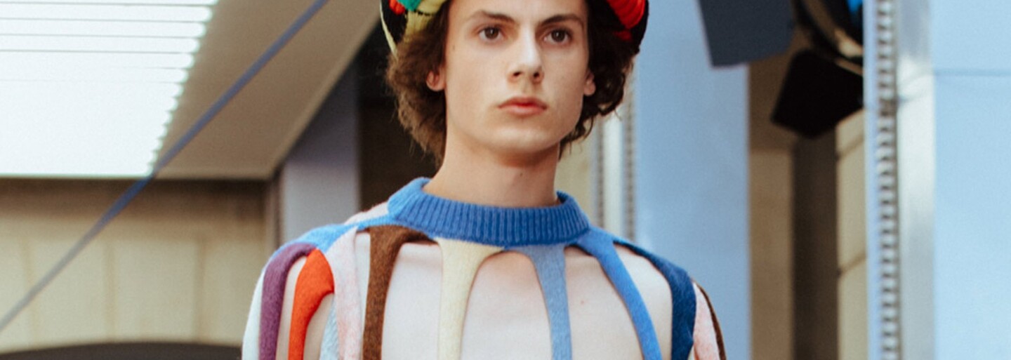 Britská značka JW Anderson si cení štrikovaný „sveter“, ktorý má viac dier ako látky na priblížne 1 000 eur