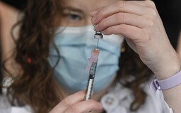 Britské úřady nedoporučují kombinovat dva druhy vakcín proti koronaviru