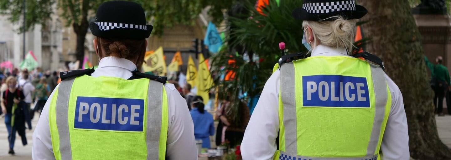 Britští policisté si užívali ve služebním autě. Ignorovali přitom nahlášenou krádež