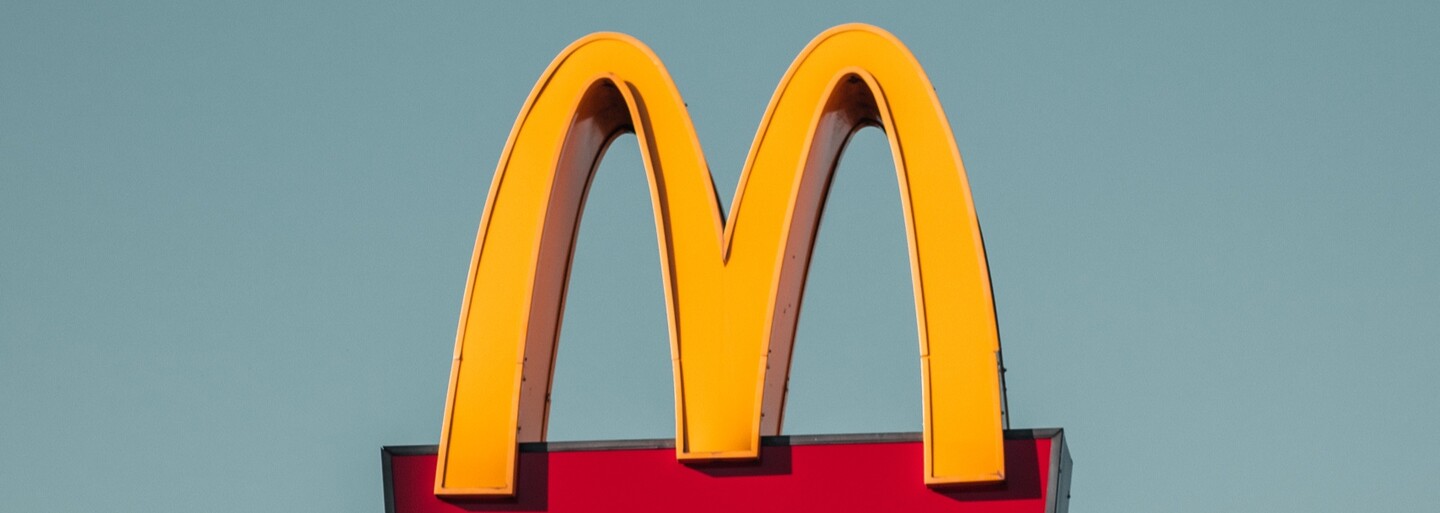Britský McDonald's stáhne reklamu na McCrispy. Umístili ji vedle krematoria