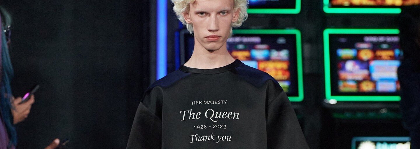 Britský návrhár JW Anderson vzdal hold kráľovnej Alžbete II. prostredníctvom modelu šiat