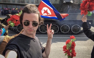 Britský turista riskoval v Severní Koreji život kvůli odvážné selfie. Za symbol míru mohl skončit i v pracovním táboře Britský turista riskoval v Severní Koreji život kvůli odvážné selfie. Za symbol míru mohl skončit i v pracovním táboře