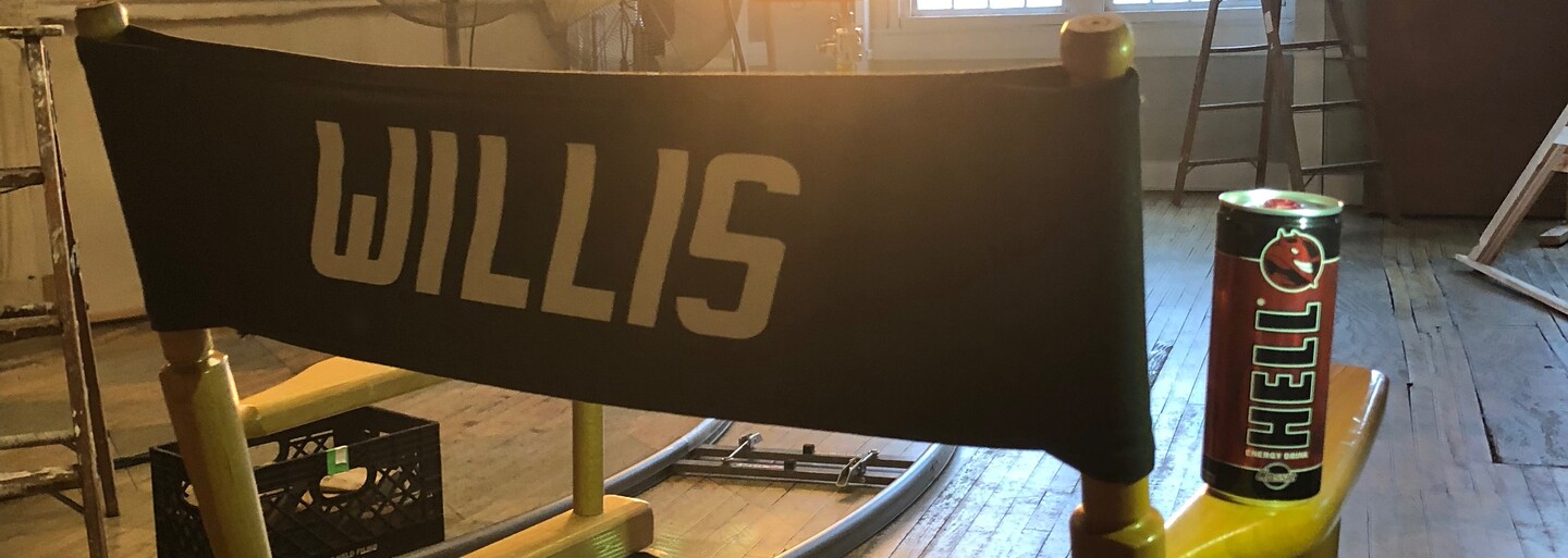 Bruce Willis sa stal tvárou HELL ENERGY DRINK. V novom spote predvádza svoje akčné umenie