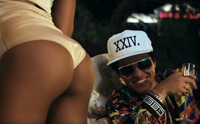 Bruno Mars jezdí ve videosinglu 24K Magic ve fontáně na vodním skútru. Jeho třetí album je hotové Bruno Mars jezdí ve videosinglu 24K Magic ve fontáně na vodním skútru. Jeho třetí album je hotové