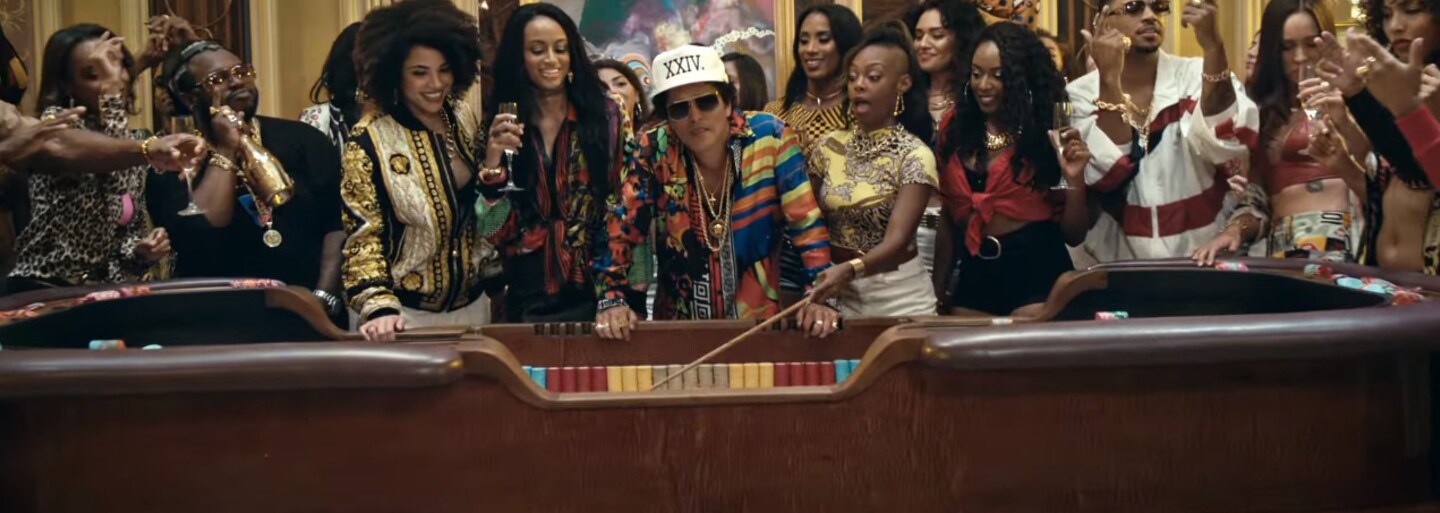 Bruno Mars jezdí ve videosinglu 24K Magic ve fontáně na vodním skútru. Jeho třetí album je hotové
