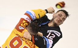Brutálna bitka v slovenskej Tipsport lige. Lietali päste, rozhodcovi sa ušiel kopanec korčuľou