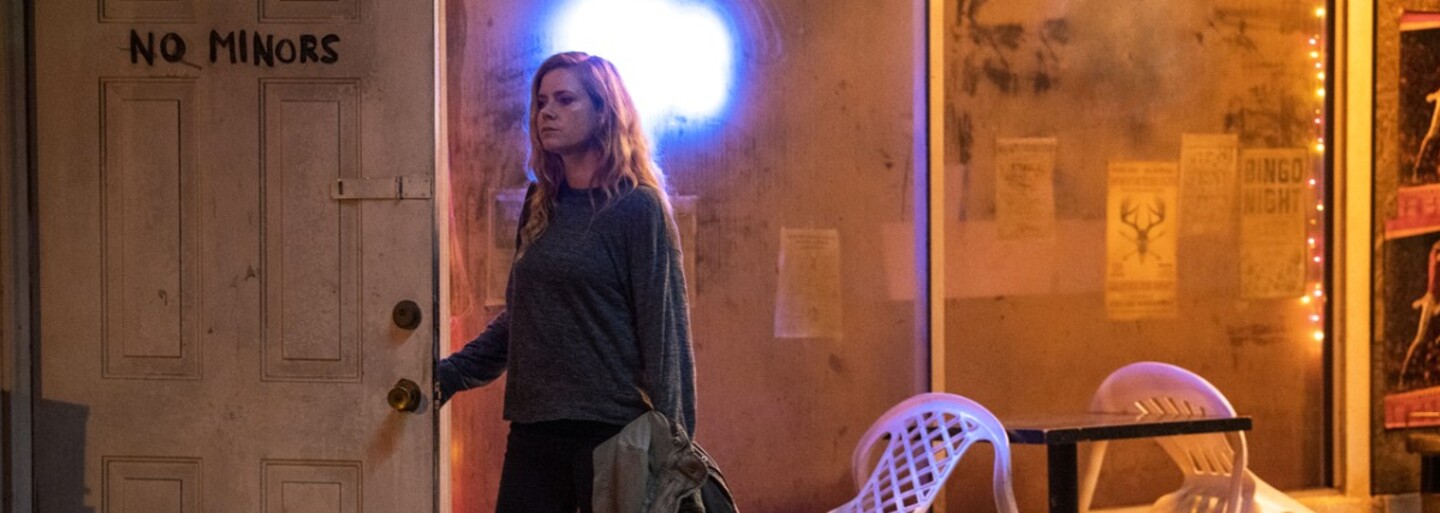 Brutálna vražda dvoch dievčat otestuje psychiku reportérky Amy Adams. Ako na nás zapôsobil prvý diel mysterióznej drámy Sharp Objects?