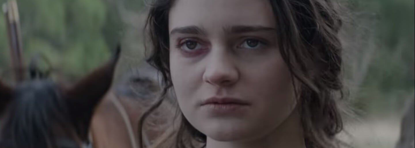 Brutálne scény znásilnenia donútili desiatky divákov opustiť sálu. Hororová novinka znechucuje celý svet