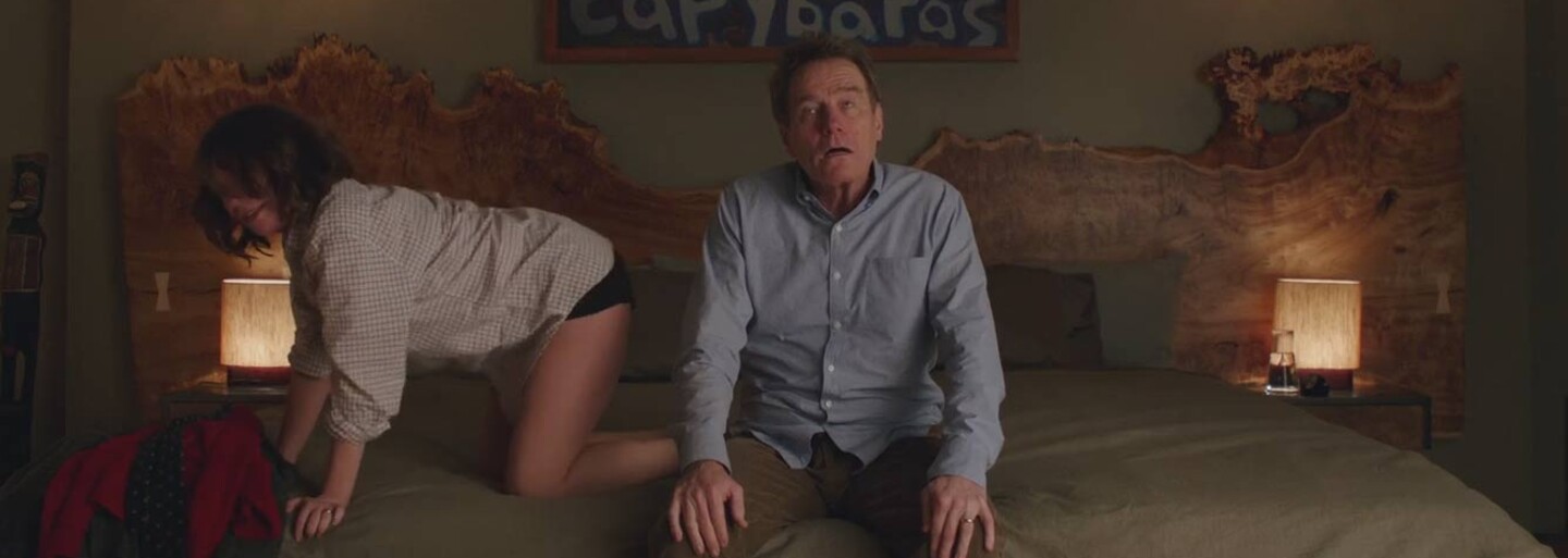 Bryan Cranston má v Jamesovi Francovi oplzlého a vulgárneho zaťa. Sledujte necenzurovaný trailer komédie Prečo práve on?