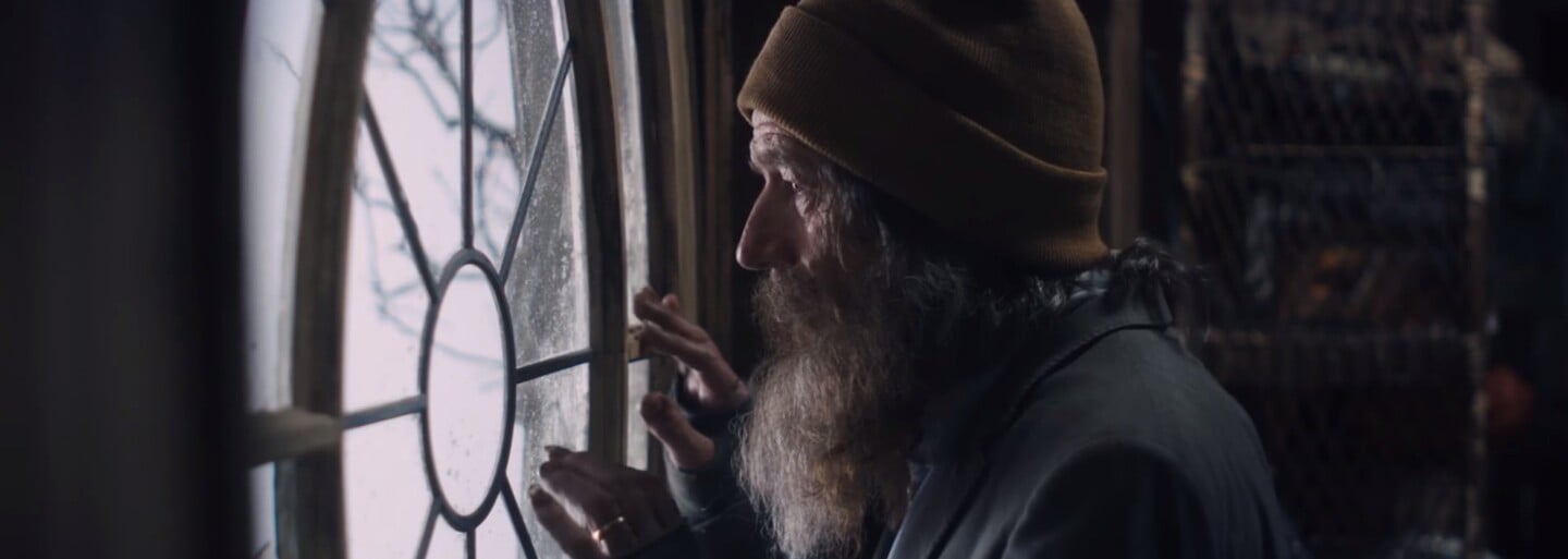 Bryan Cranston sa v skvelej dráme Wakefield rozhodne zmiznúť zo života, celý čas sa však skrýva v garáži a pozoruje svoju rodinu (Recenzia)