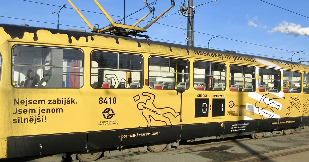 Drsná kampaň v Praze. Po smrti školačky ukazují tramvaje skóre 0:1