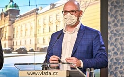Buď se otevřou školy, nebo obchody. Obojí podle Plagy není možné