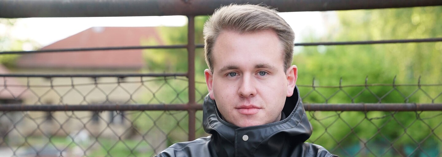 Buď víš, anebo nevíš. Twitterový účet oslavuje bizarnost českého rapu bez kontextu