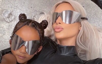 Bude North West novou návrhárkou pre Yeezy? S mamou Kim a sestrou pózujú v slnečných okuliaroch, ktoré pripomínajú mimozemšťanov