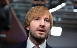 Budeme opět všichni povinně nosit roušky? Ministr zdravotnictví se rozhodne v pátek