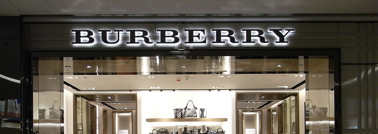 Burberry spálilo oblečenie za 32 miliónov eur, aby sa nepredávalo v zľavách. Svoju exkluzivitu musí značka udržiavať radikálne