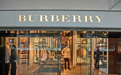 Burberry spálilo oblečení za 827 milionů korun, aby si udrželo exkluzivitu Burberry spálilo oblečení za 827 milionů korun, aby si udrželo exkluzivitu