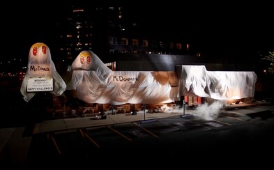Burger King si v povedeném halloweenském žertíku vystřelil z McDonald's. Provozovnu převlékl za ducha svého konkurenta Burger King si v povedeném halloweenském žertíku vystřelil z McDonald's. Provozovnu převlékl za ducha svého konkurenta