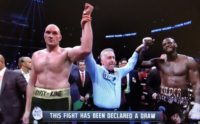 Búrlivák Tyson Fury remizoval s Wilderom vo vypätom súboji neporazených kráľov Búrlivák Tyson Fury remizoval s Wilderom vo vypätom súboji neporazených kráľov