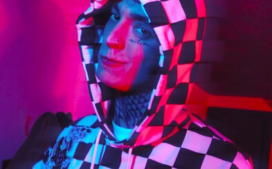 Byl jsem na cestě dřív, než to stihla dopsat, přiznává Nik Tendo. To, co píše v tomhle tracku, vážně není vtip Byl jsem na cestě dřív, než to stihla dopsat, přiznává Nik Tendo. To, co píše v tomhle tracku, vážně není vtip